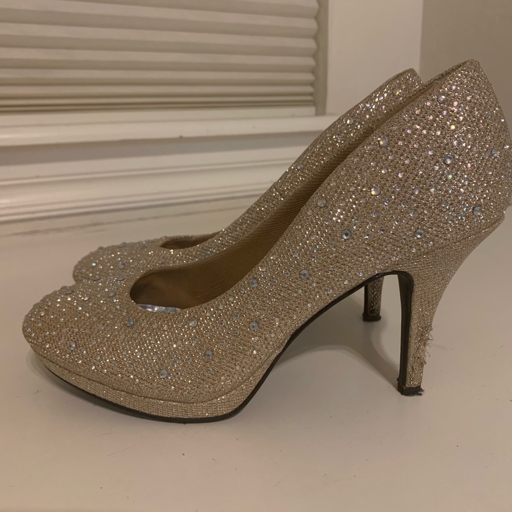Pumps - Picture 3 of 6